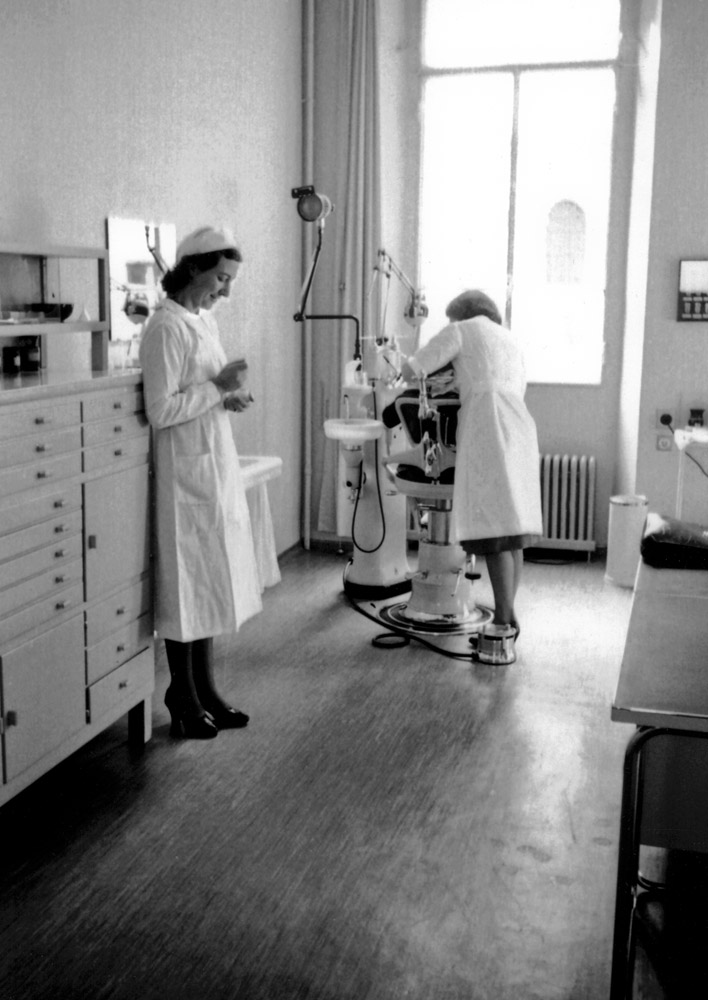 1940 ca. - La Clinica Dentaria Popolare nei locali della storica sede del Quartiere Maghetti