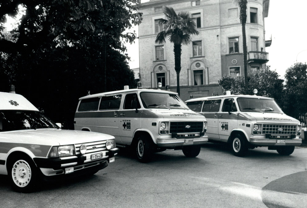 1980 - Veicoli davanti al vecchio Ospedale Civico