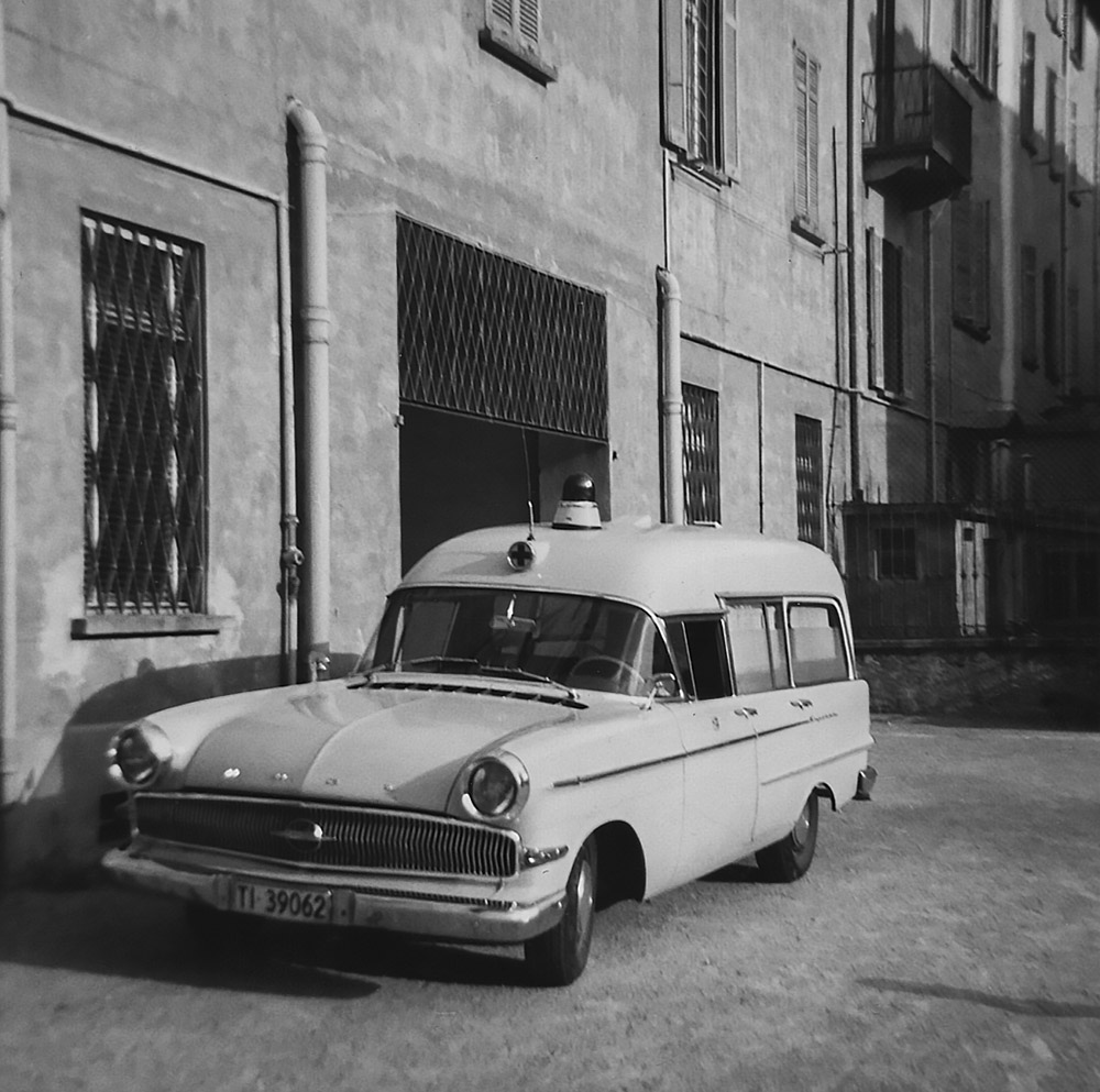 1966 - Autoambulanza nel cortile del Quartiere Maghetti
